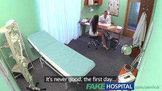 Fiatal orvos dugja a szexi ápoló puncáját