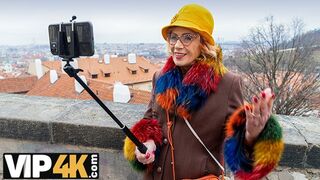 Szőke milf vibrátorral remegő orgazmus
