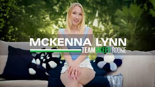 Mckenna Lynn szőke első pornóban vadul élvezi