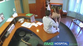 Dús mellű új dolgozó szopja és basztatja magát az áhított munkáért a klinikán
