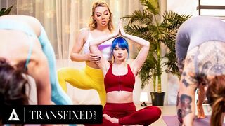Emma Rose transz jógaoktatót elkapják, amíg Jewelz Blu-t baszogatja közönséges jógaórán!