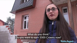 Szemüveges okos tinicsaj nyilvános dugás