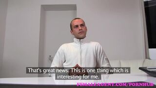 Szexi milf ügynök kemény faszt tesztel szájjal