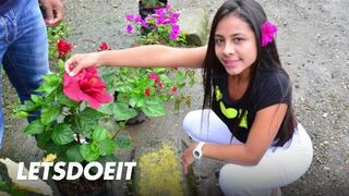 A fekete hajú latin milf-et utcai vadászatban szerezzük be mély dugásra