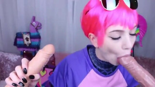 Fortnite cosplay csaj dupla dildót szopogat nedvesen