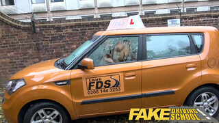 Kékhajú ribanc seggbe könyörög Fake Driving Schoolban