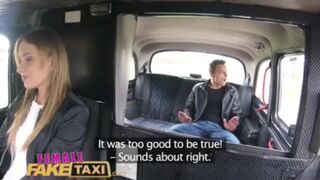 Fiatal csávó gyorsan megdugja Angel Piaff nedves borotvált puncáját a hamis taxiban