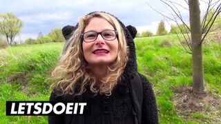 Szőke Izzy Mendoza szenvedélyesen meglovagolja a hatalmas farkát a kocsi hátulján