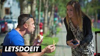Német Turista Lullu Gun Szikrázó Hüvelyét Szúrják Meg Külföldön - LETSDOEIT