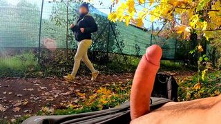 Parki farkfelvillantás: egy pajkos milf nem tudott ellenállni egy kemény mellkasdörzsölésnek