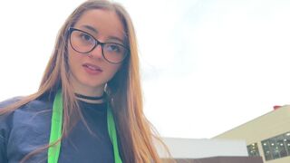 A kávézó csajja kipréseli a golyóimat az autójában