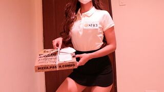 A vevő ágyba viszi a pinay pizzás lányát