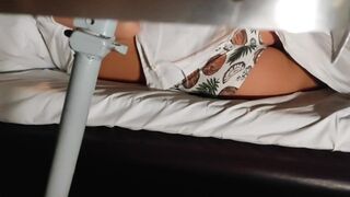 A vonaton nyilvánosan meghágja a házas társaságát, miközben producerként mutatkozik be