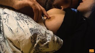 Forró csókok és érzéki mellsimogatás tökéletes, fiatal bimbókkal