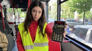 A buszvezető leleplezte a csaló utasokat, majd keményen meghágta beleélvezéssel a nedves punciba