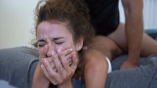 Sikoltozik és visít, miközben elélvez és teljesen megbolondul