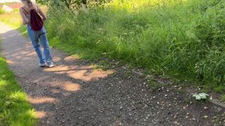 Képzeld el, ahogy egy félénk tini csaj rajtakap, miközben simogatom magam, és ő már tűkön ül a forró kalandoktól