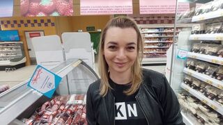 Bevásárláskor futottam bele, orális élvezet a nyilvános illemhelyen, és mohón lenyeli a hatalmas zuhatagot