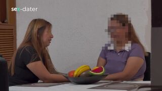Csábító érett csaj ujjai játszadoznak a fiatal leszbikus nedves puncájával, míg az kéjben spriccelve jön