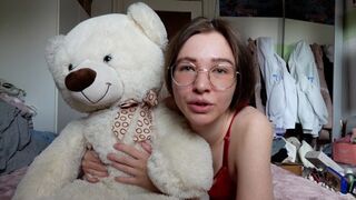 A legkrémesebb tini punci a Földön mókázik egy plüssmacival