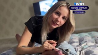 Vad amatőr szőke csaj vadul szívja a hatalmas farkát