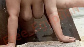 Éjszakai fürdőszex egy egyiptomi falusi csajjal, hangos sikolyokkal