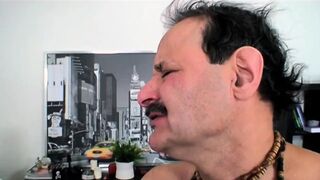 Szőke tini lábait magasra tartva élvezi a gitártanár érintését az Old Pigs csatornán