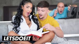 Kezdő angolos csaj análban profi a LetsDoeIt csatornán