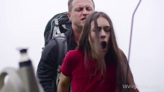 Fiatal szépség, Arwen Gold vad lovaglása kutyastílben a 18 Virgin Sexen