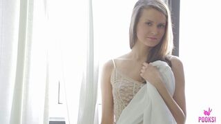 Forró tini maszturbál a Pooksi csatornán Mafer H rózsaszín puncijával játszva
