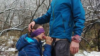 Nyilvános szopás és geci lenyelés a hegyvidéki folyó partján