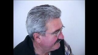 Dús keblű MILF élvezi a két vastag farok egyidejű mély behatolását, míg a puncija habzik az élvezettől