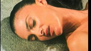 Venere Bianca szőrös milf puncija mohón nyalja a fiatal srác kemény farkát