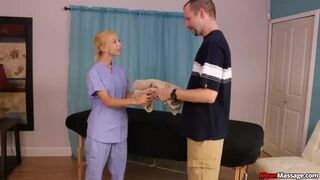 Szőke tini vad orgazmusig nyújtja a boldog végződést a Nookiesnál
