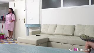 Dögös takarítónő nyelvével kényezteti az ügyfele farkát