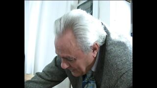 Valós olasz milf pornósztár mohón nyel a privát bűnösök 4. részében