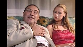Melody Kord mohón nyalja Roberto Malone vastag farkát a régi pornóban