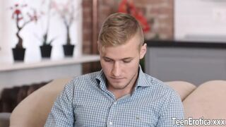 Orosz tini Genevieve Venom mohón nyalja és szívja Leo Dee kemény farkát
