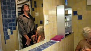 Forró szőke csaj és érett milf nyelves cumizása a pornós kalandban