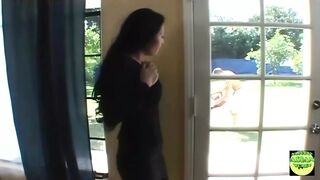 Házas ázsiai milf azonnal ráveti magát a kertész vastag farkára és mohón szívja