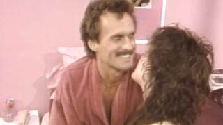 Taija Rae hatalmas mellei kötve, Joey Silvera szenvedélyes dominanciája alatt retro BDSM-ben