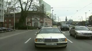 Mostoha anya botladozik bele a tini lány és Zenza Raggi izzó, nyálas hármasába