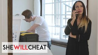 She Will Cheat: McKenzie Lee Csábító Bosszúja – A Szuper Jó Képű Szerelővel Való Vad Éjszaka