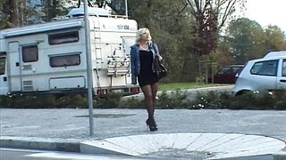 Szőke milf hatalmas csöcsei fekete harisnyában kíméletlenül megdolgozva