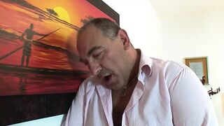 Roberto Malone vastag, kemény farkát szopja a kíváncsi amatőr lány a La Figlia Prediletta 4. rész retro hangulatában