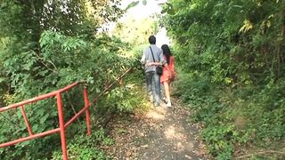 Fiatal lány keményen kúrva a szabadban egy idősebb pasival