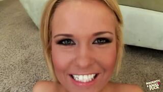 Sasha Knox napbarnított bőrét csiklandozom a naptejjel, mielőtt lüktetve hatolnék a szájába és fenekébe