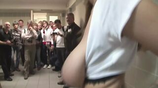 Dominno száját betömve térdre kényszerítve nyeli Kamil Kleint a szabadban durva módon