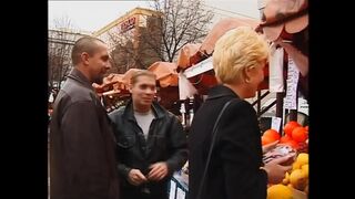Sandra Russo Jessica Fiorentino és Gina Blonde nyalják és lovagolják Robert Rosenberg vastag farkát szájban punci és seggben
