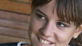 Claudia Antonelli szopása után Marco Nero kemény farka mélyen a popójában, Cindy Hope szemei előtt